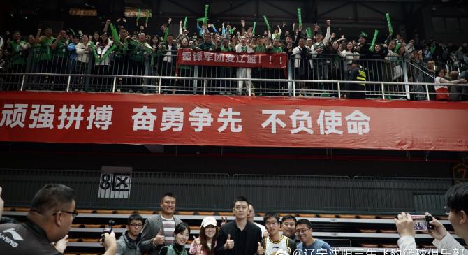 开云体育平台官网入口-篮球场上的精神风采赢得全场尖叫的简单介绍