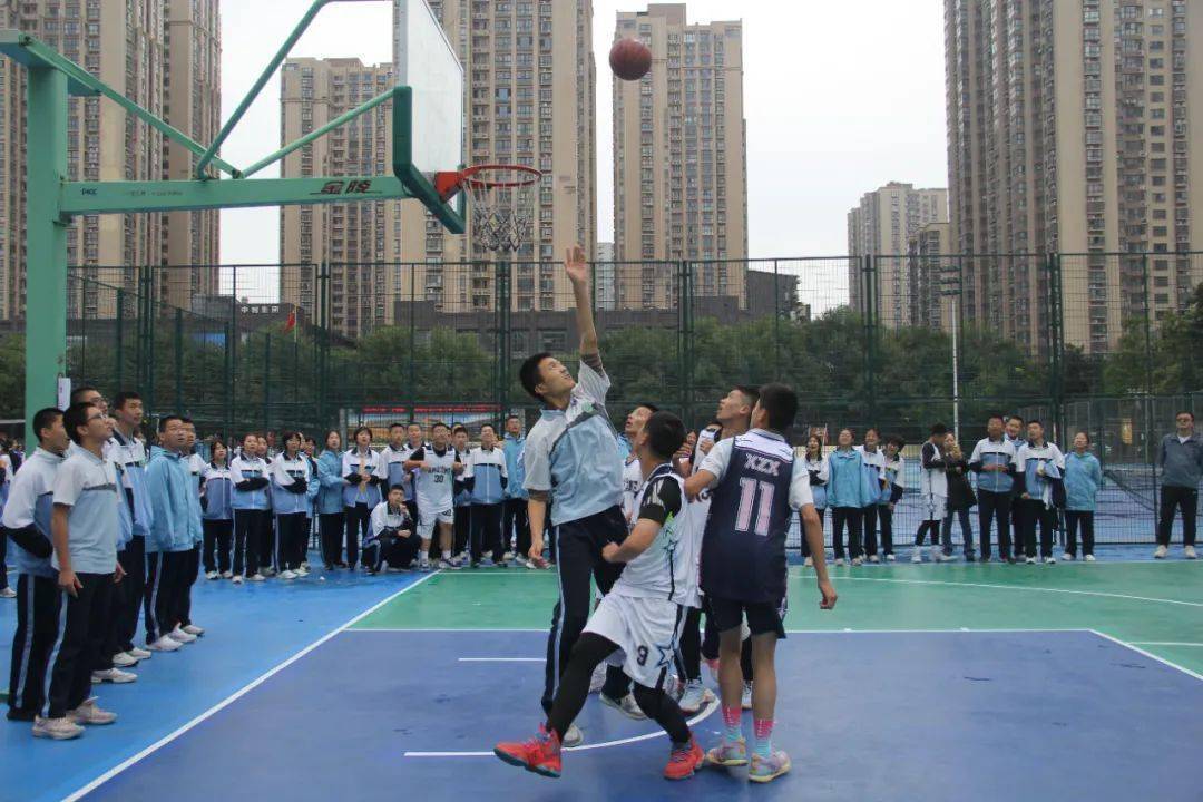 篮球场上的精神风采赢得全场尖叫的简单介绍